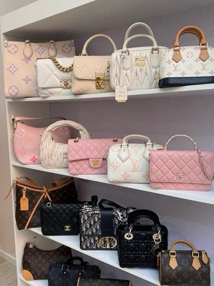 Étagère de sacs de luxe de créateurs aux tons rose, beige et noir